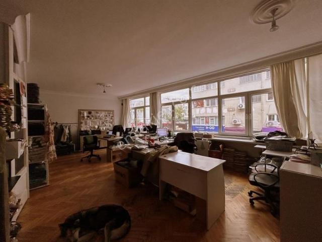 Tülay Özkök'ten Moda Cadde Üstü Otoparklı Geniş Salon Satılık