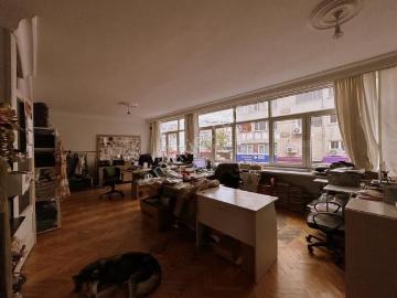Tülay Özkök'ten Moda Cadde Üstü Otoparklı Geniş Salon Satılık