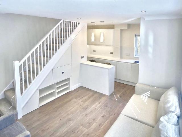 Tulip Close, Hampton, TW12