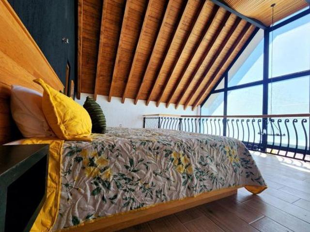 TULIPANES V RESIDENCIA DE UN NIVEL, CON DISEÑO A DOBLE ALTURA, NUEVA, AMUEBLADA, ALBERCA Y JARDÍN