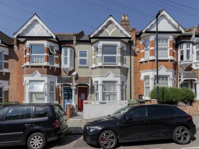 Tulsemere Road, London SE27 5 bed terraced house to rent £4,500 pcm £1,038 pw