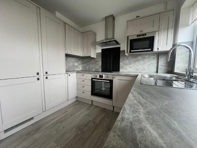 Tupwood Lane, Caterham 2 bed maisonette to rent £1,600 pcm £369 pw