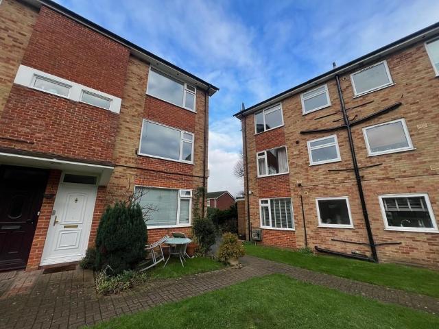 Tupwood Lane, Caterham 2 bed maisonette to rent £1,600 pcm £369 pw