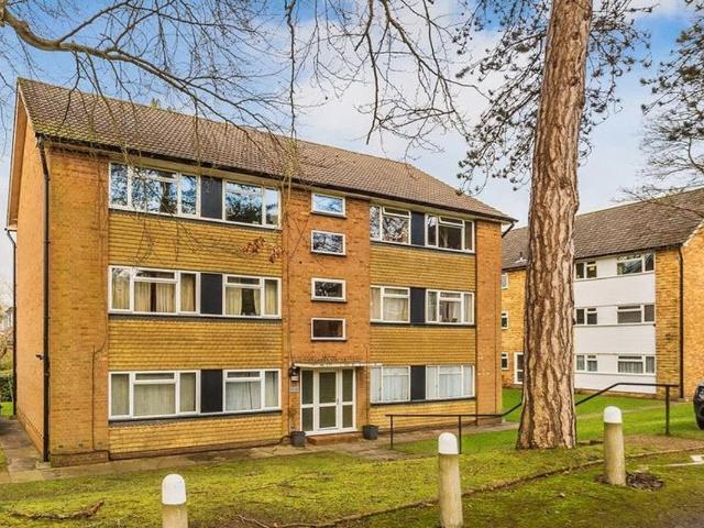 Tupwood Lane, Caterham CR3, 2 bed flat to rent, £1,500 pcm | PrimeLocation