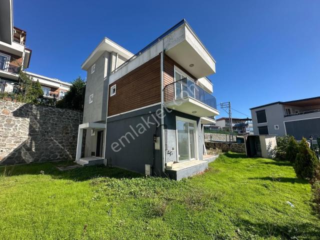 Turyaptan Geyve Site İçi Müst Bahçeli otoparkl Triplex 4+1 Villa