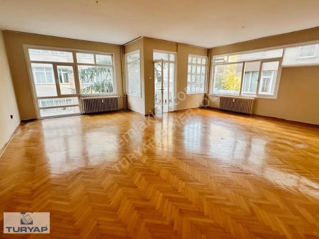 Turyap'tan Kadıköy Moda'da Sahile Yakın Kiralık 4+1 Daire