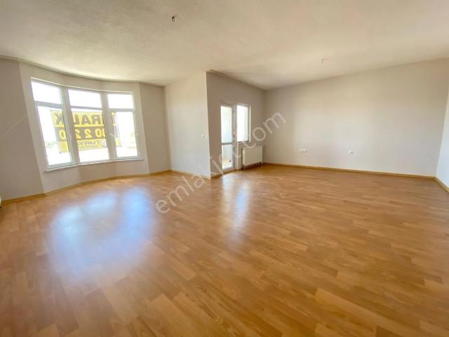Turyap 'tan 7.bölge'de Ulaşım/okul/s.pazarı Yanı Boş 4+1 Daire