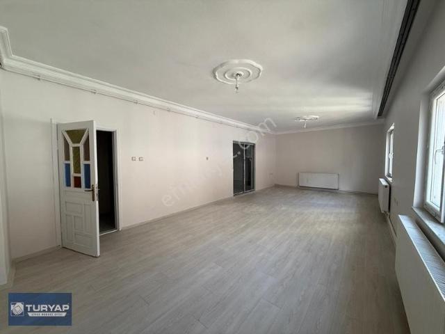 Turyap Sivas'tan Akdeğirmen'de İçi Full Yapılı Geniş 3+1 Kiralık
