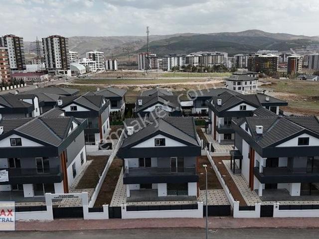 Turyap Sivas Eğriköprü İyi Lokasyonda Geniş Lüks 5+1 Villa