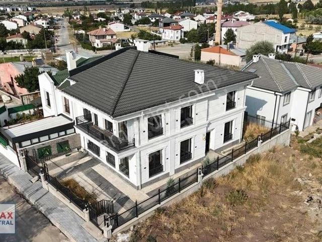 Turyap Sivas Karşıyakada Özel Bahçeli Geniş Lüks 5+1 Villa