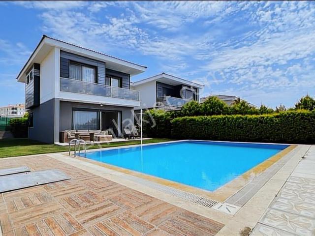 Turyaz Çeşme Reisdere'de Kiralık Havuzlu Müstakil 3+1 Villa