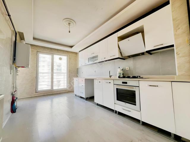Turan'dan Bulvar Yakını Ara Katta Çift Asansör 3+1 Kiralık Daire