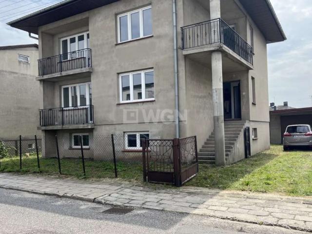 Dwurodzinny dom 194 m2 z garażem i budynkiem gospodarczym