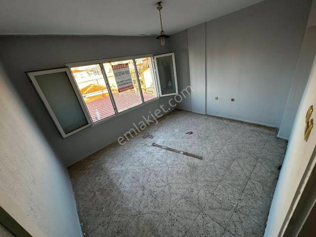 Turgutlu Satılık Özyurt Mah 100m2 2+1 Oda 4. Kat Yeni Boyalı Aydınlık Daire