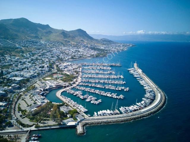 Turgutreis Merkezde Marinanın Dibinde Şirin Bahçeli Tripleks Ev