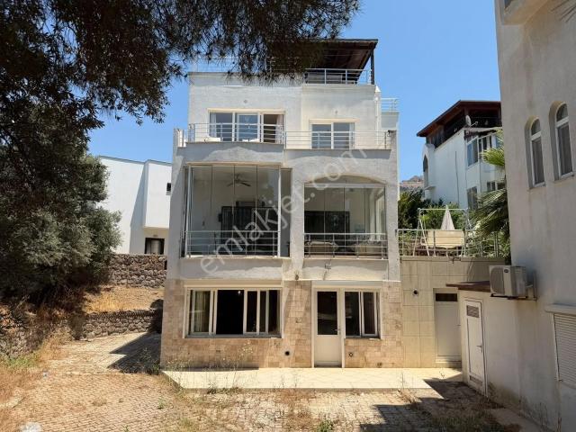 Turgutreis Karabağ'da Havuzlu Sitede Satılık 4+2 Geniş Villa