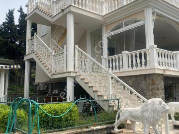 Turgutreis'te 2000 M² Bahçe İçinde Deniz Manzaralı Müstakil 3+1