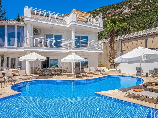 Türk Vatandaşlığına Uygun 5 Yatak Odalı Lüks Villa
