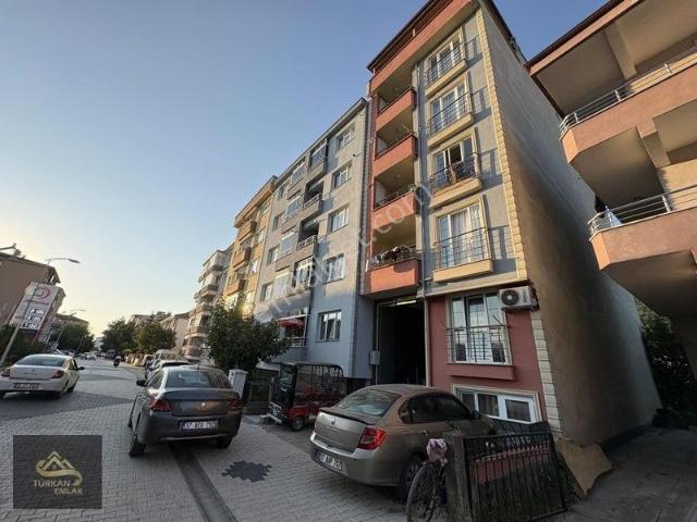 Türkan Emlaktan Ana Cadde Üzeri Satılık 1+1 Daire