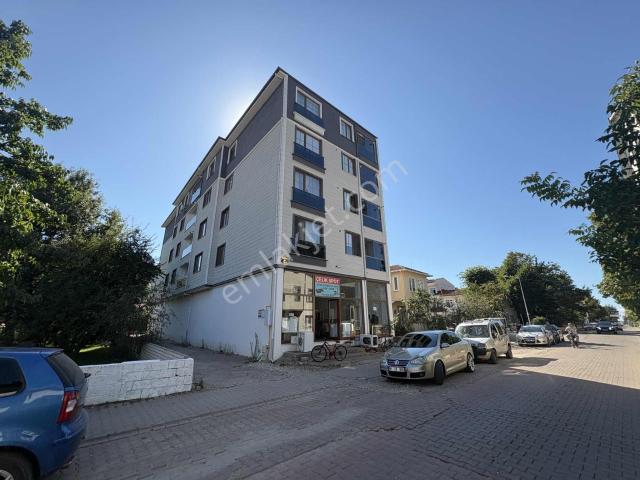 Türkan Emlaktan Ana Caddede Ebeveyn Banyolu Doğalgazlı 2+1 Daire
