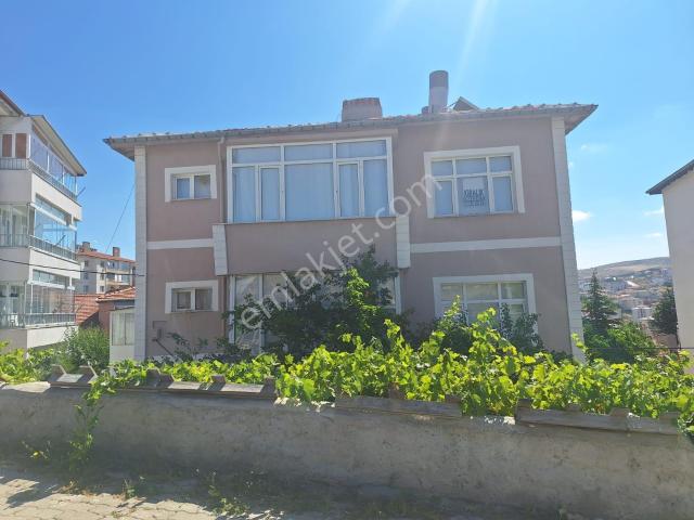 Türker Emlak'tan Şahin Tepesi Yolunda Geniş 3+1 Kiralık Daire