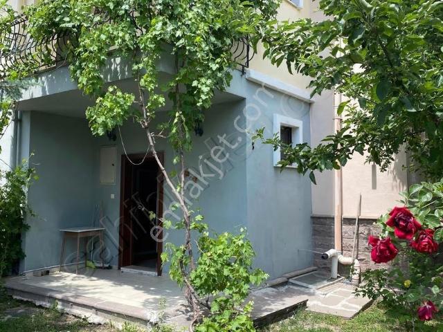 Türkkonut Çıçekkent Sitesinde Geniş Bahçeli Köşe Villa