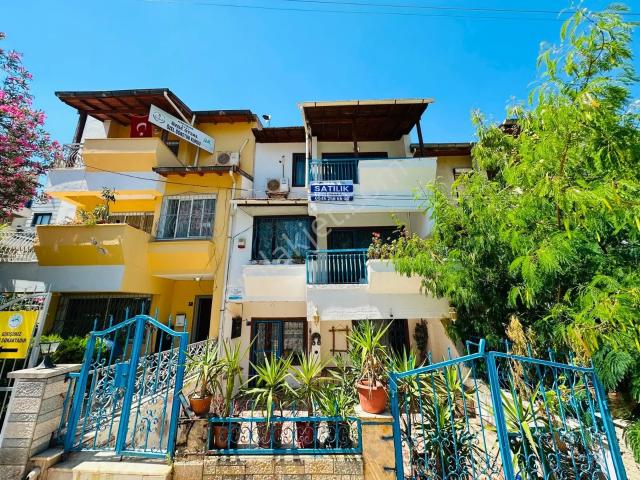 Türkmen Mah. Merkezi Konumda Ticariye Uygun 4+2 Villa Satılık
