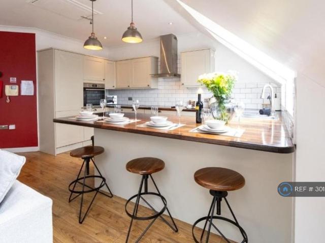 Turlow Court, Leeds, LS9 2 bed penthouse to rent £1,500 pcm £346 pw