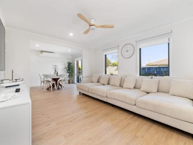 Turn Key, Furnished unit located 400m McCrea Beach