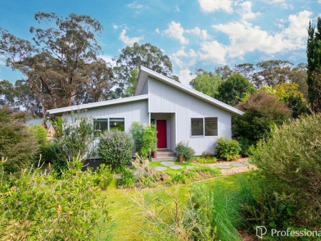 TURN KEY HOME WITH LUSH GARDENS AND MOUNTAIN VIEWS