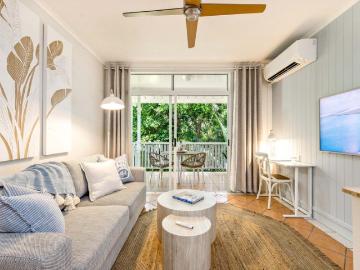 Turn key holiday let or move in ready, this coastal chic apartment will impress!