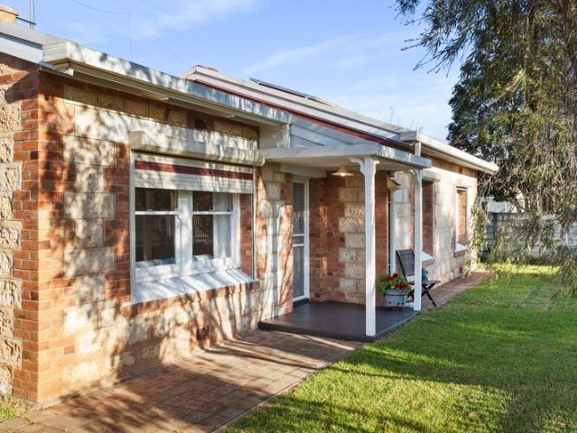 Turn the page on something special  a sandstone classic with Strathalbyn at its feet