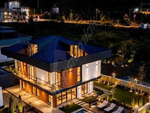 TURNASUYU'NDA MÜSTAKİL HAVUZLU 4+2 390 M2 TRİPLEKS SATILIK VİLLA