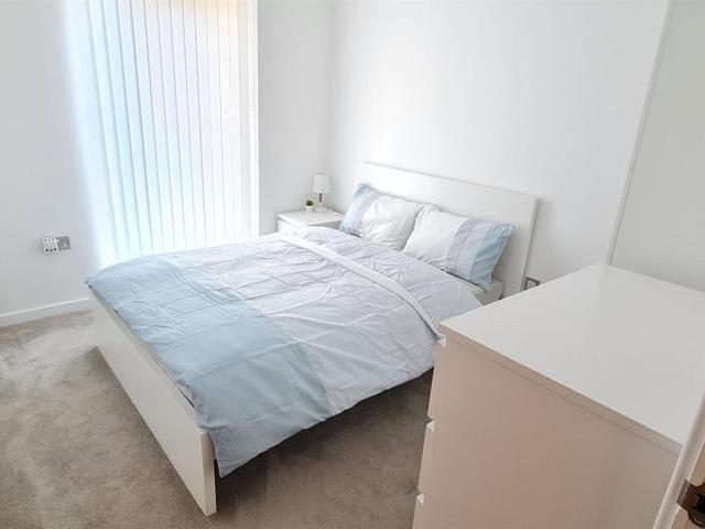 Turnberry Quay, London 1 bed apartment to rent £2,150 pcm £496 pw