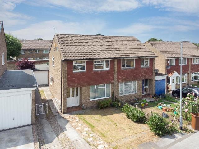 Turnberry Rise, Leeds LS17 3 bed semi detached house to rent £1,350 pcm £312 pw