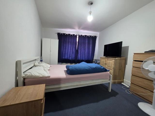 Turner Street, London E1, 2 bed flat to rent, £2,200 pcm | PrimeLocation