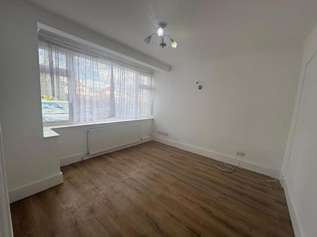 Turner Road, Edgware HA8 4 bed semi detached house to rent £2,350 pcm £542 pw