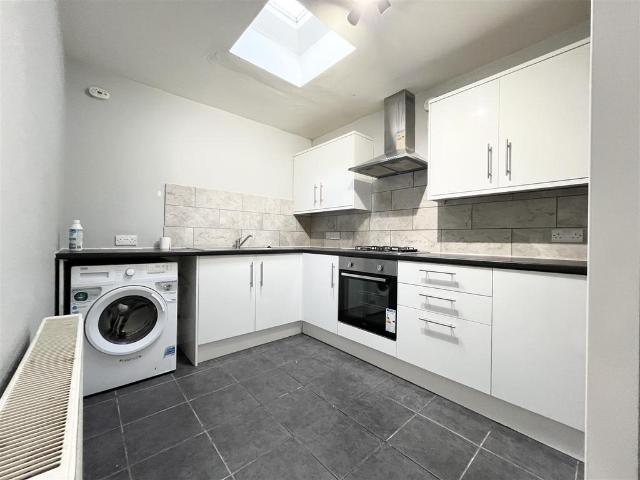 Turners Hill, Cheshunt 2 bed flat to rent £1,525 pcm £352 pw