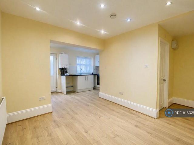 Turners Hill, Cheshunt, Waltham. 2 bed flat to rent £1,400 pcm £323 pw