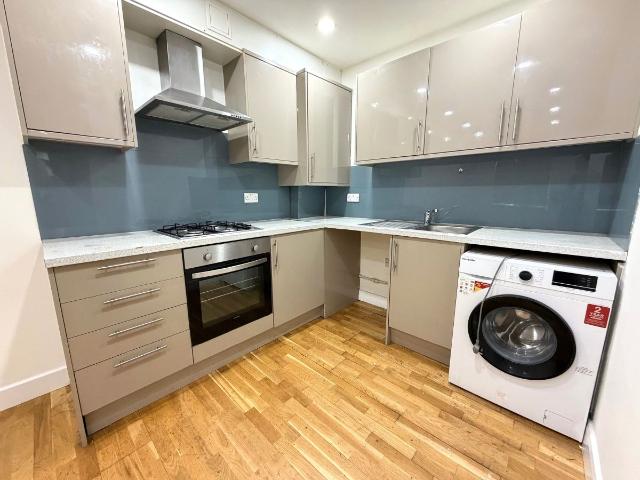 Turners Hill, Cheshunt, Waltham Cross EN8, 1 bed flat to rent, £1,400 pcm | PrimeLocation