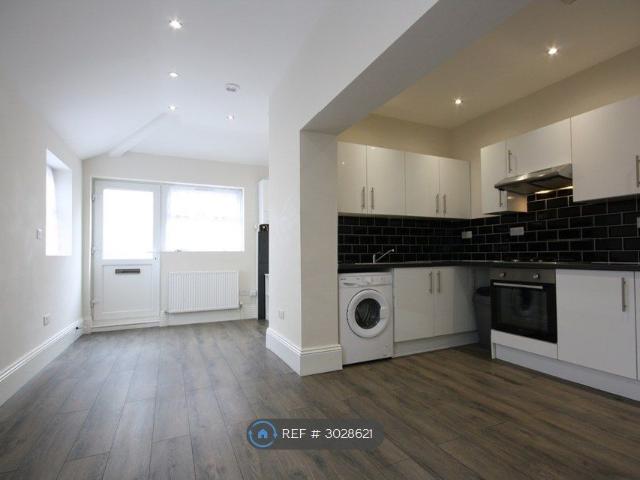 Turners Hill, Cheshunt, Waltham Cross EN8, 2 bed flat to rent, £1,400 pcm | PrimeLocation