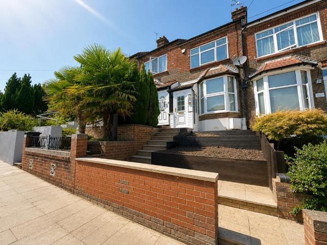 Turners Road South, Luton. 2 bed terraced house to rent £1,225 pcm £283 pw