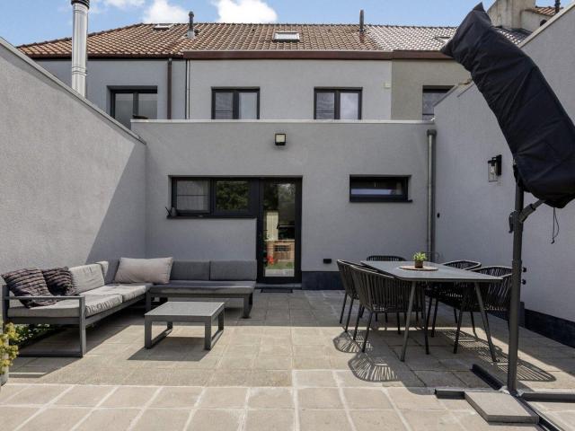 Turnkey 2 fronted house 3 bedrooms, recently renovated, wi