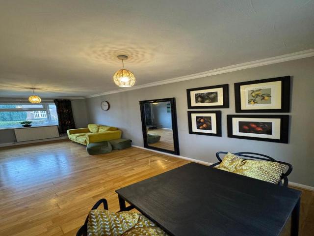 Turnsteads Drive, Cleckheaton, 1 bed flat to rent £795 pcm £183 pw