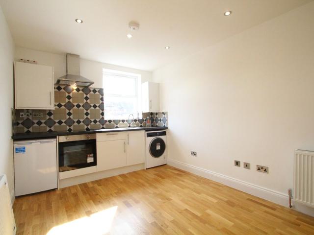 Turnpike Lane, Harringey N8, Studio to rent, £1,000 pcm | PrimeLocation