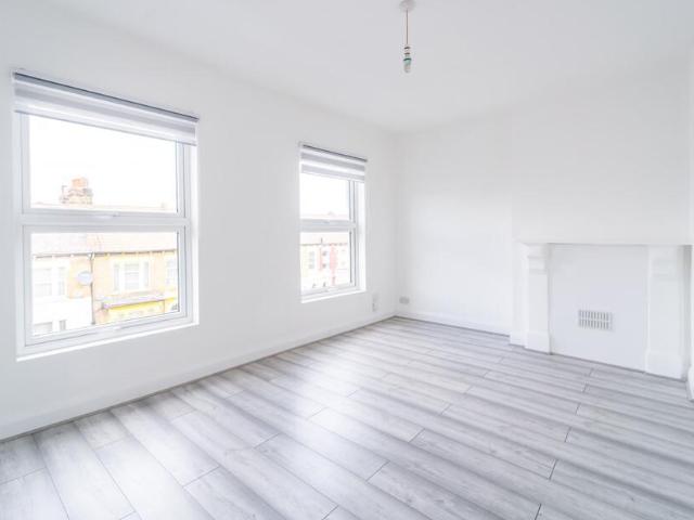 Turnpike Lane, London 2 bed apartment to rent £1,950 pcm £450 pw