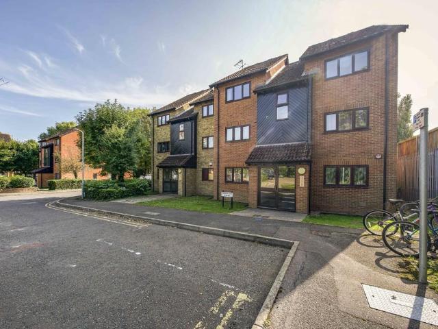 Turnpike Lane, Uxbridge UB10 1 bed apartment to rent £1,400 pcm £323 pw