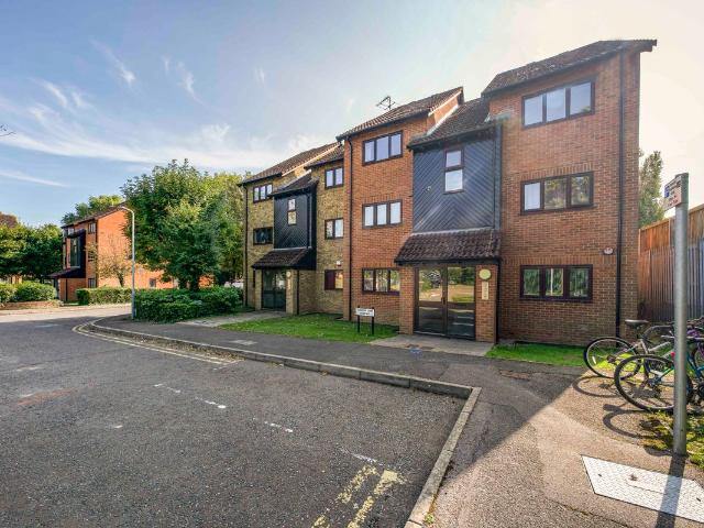 Turnpike Lane, Uxbridge UB10, 1 bed flat to rent, £1,400 pcm | PrimeLocation