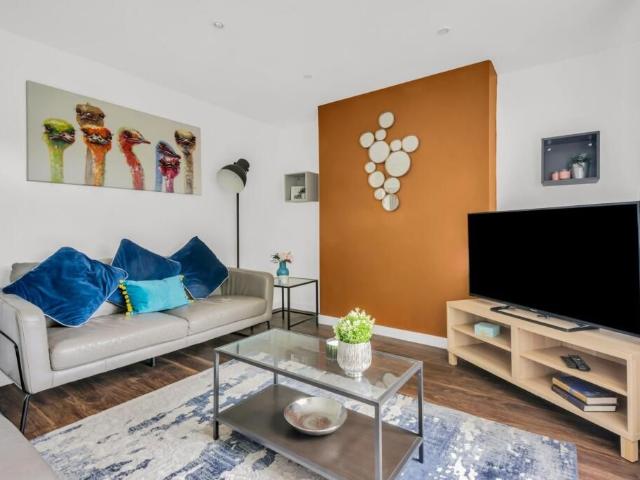 Turnpike Link, Croydon CR0, 2 bed maisonette to rent, £1,700 pcm | PrimeLocation