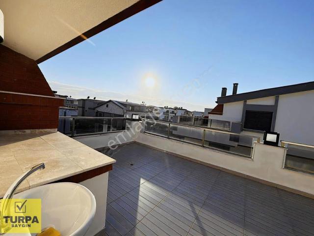 Turpa Menderes / Mithatpaşa'da 4+1 Tripleks Villa / Bahçeli